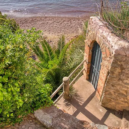 La Flemmardiere Dans Crique Paradisiaque * Saint-Raphael (Var)