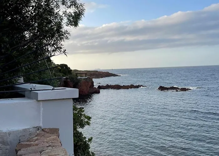 Maison Charmante, Pied Dans L'eau